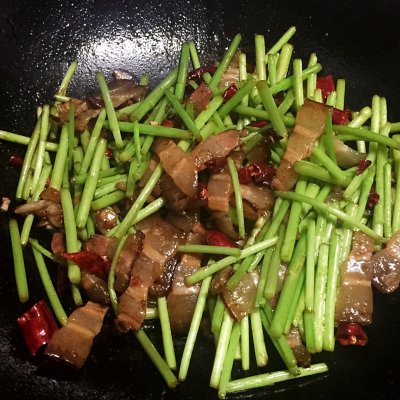 藜蒿炒腊肉的做法（十大赣菜之炒腊肉配方教给你）