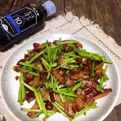 藜蒿炒腊肉的做法（十大赣菜之炒腊肉配方教给你）