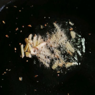螃蟹炒年糕的做法（推荐一道精修版年糕炒螃蟹的做法）
