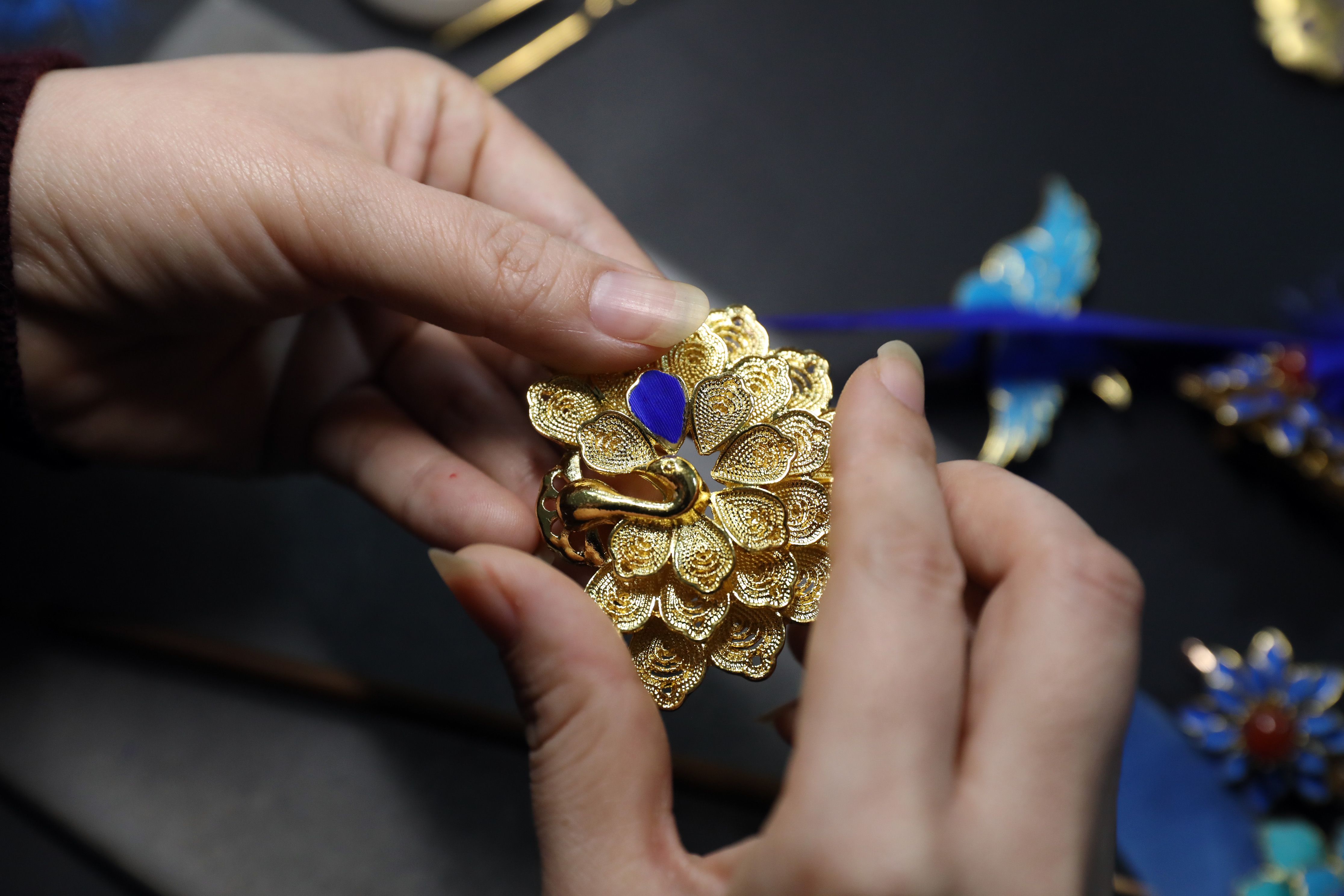 一什么乒乓球拍填量词一个("点翠":动物保护与非遗传承之困)