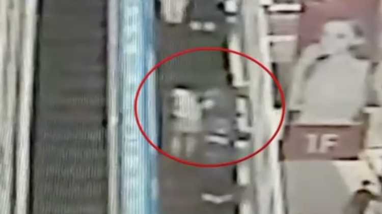 邪恶动态图大学生（男子商场猥亵女大学生）