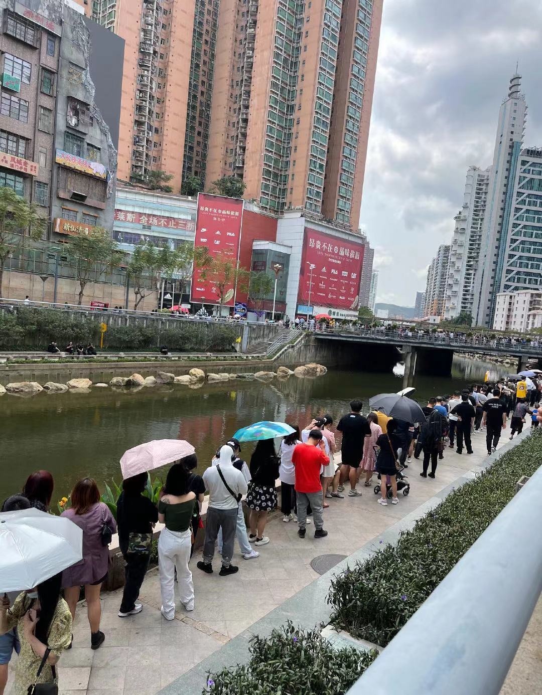深圳茶颜悦色开业万人排队,一口奶茶催生每小时31元代排黄牛