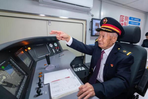 百岁“老司机”开“复兴号”？这个生日礼物背后的故事真热血