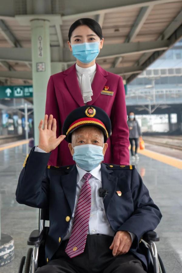 百岁“老司机”开“复兴号”？这个生日礼物背后的故事真热血