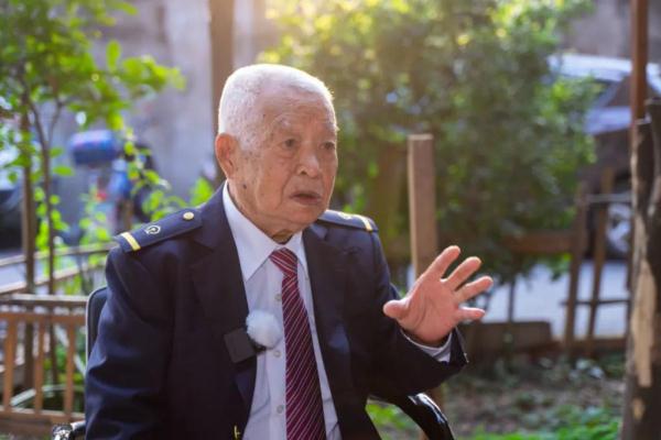 百岁“老司机”开“复兴号”？这个生日礼物背后的故事真热血