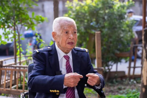 百岁“老司机”开“复兴号”？这个生日礼物背后的故事真热血