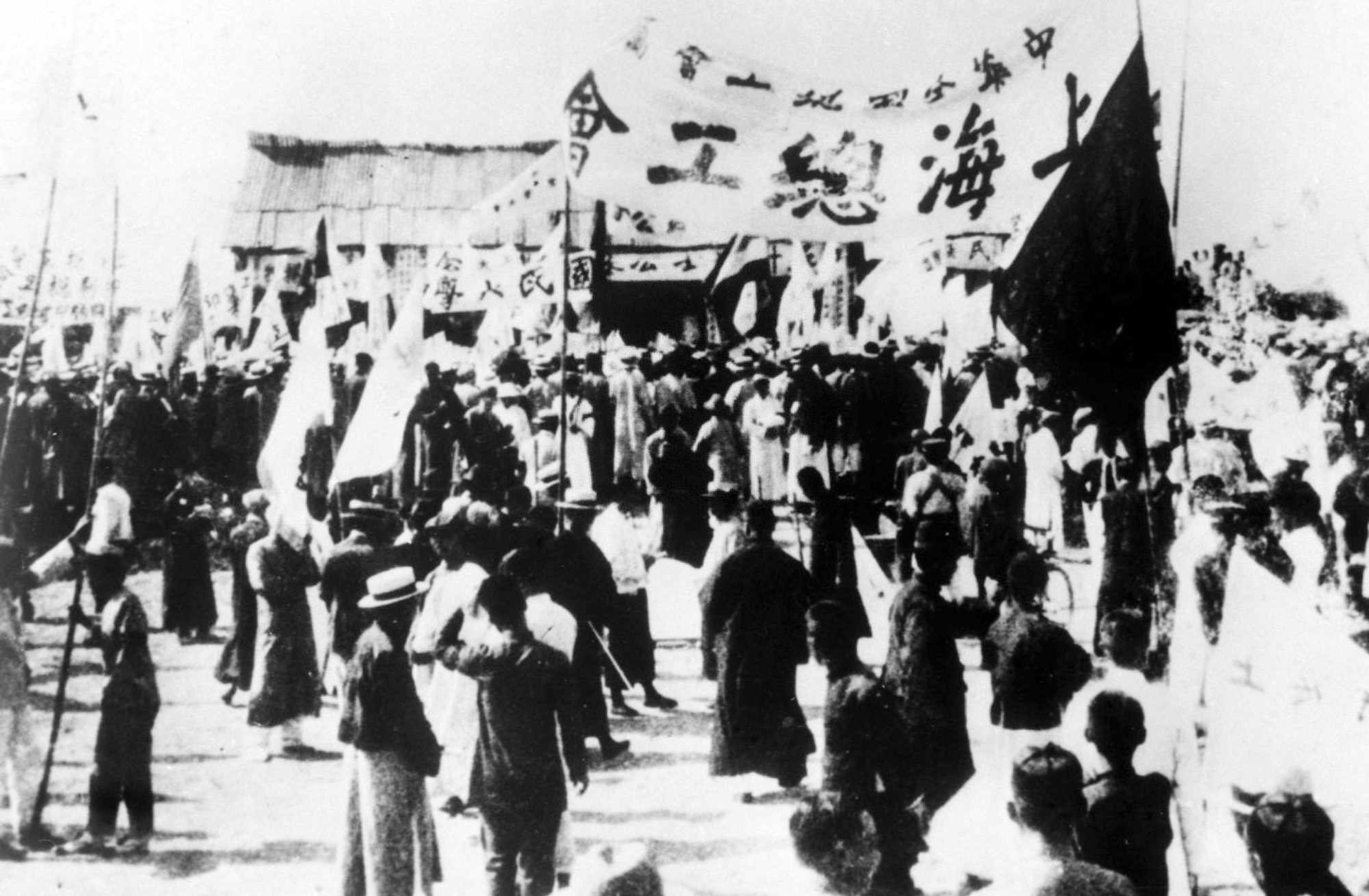 (近百年前,上海南京路上的一场流血事件引发全国示威)