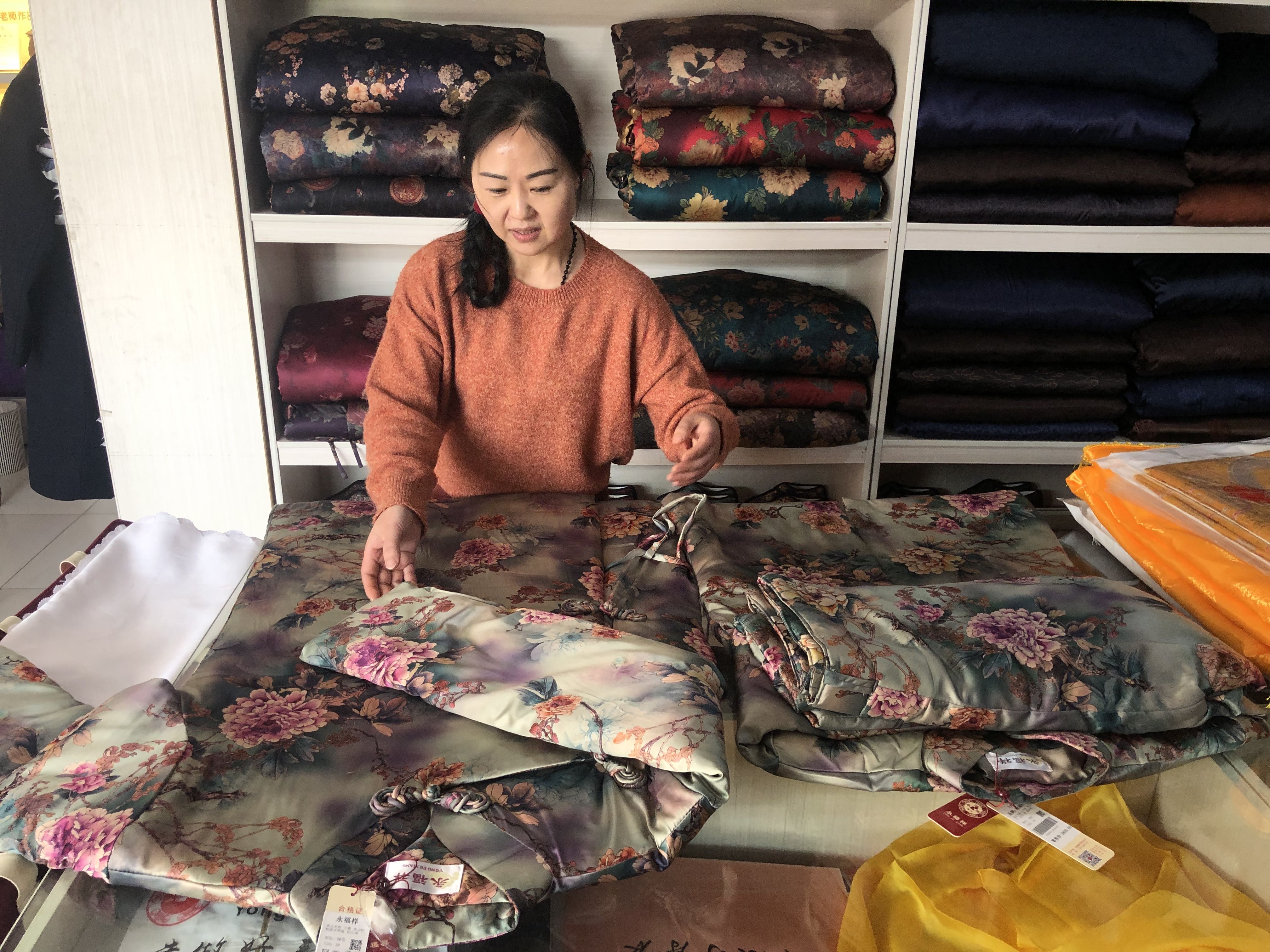 等待转身的殡葬第一村纸活降温电子花圈成新宠