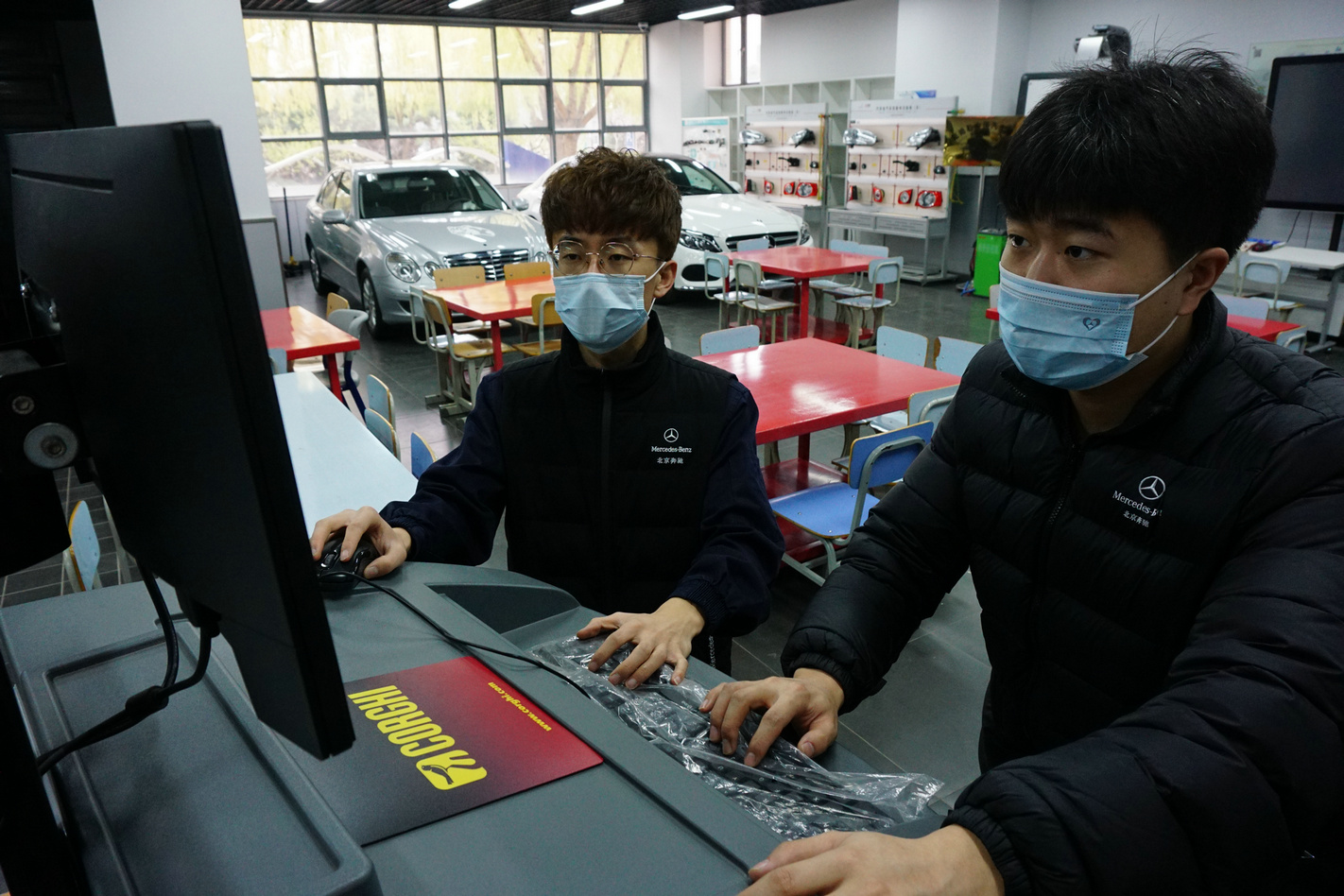 奔驰班、AI班……这些“高定”蓝领，为何入校即入企？