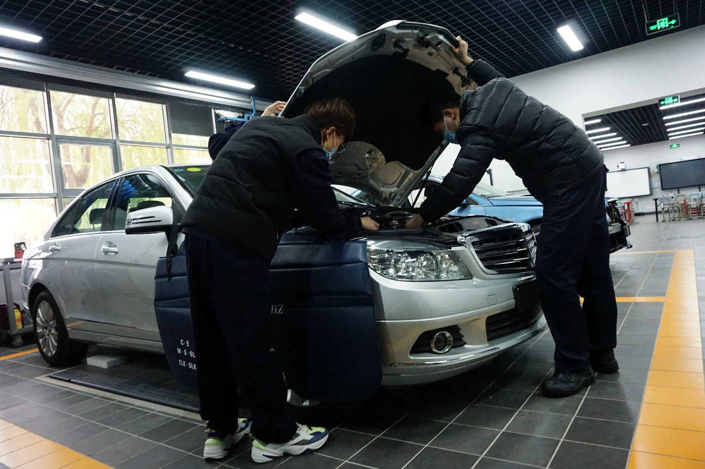 奔驰班、AI班……这些“高定”蓝领,为何入校即入企?