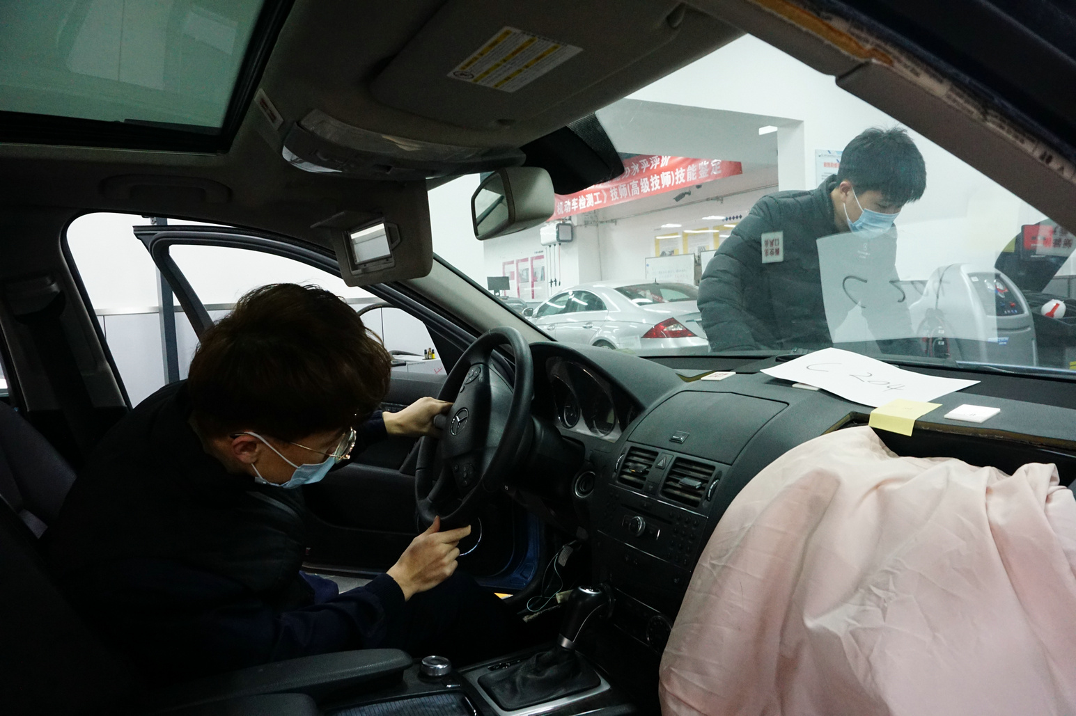奔驰班、AI班……这些“高定”蓝领，为何入校即入企？