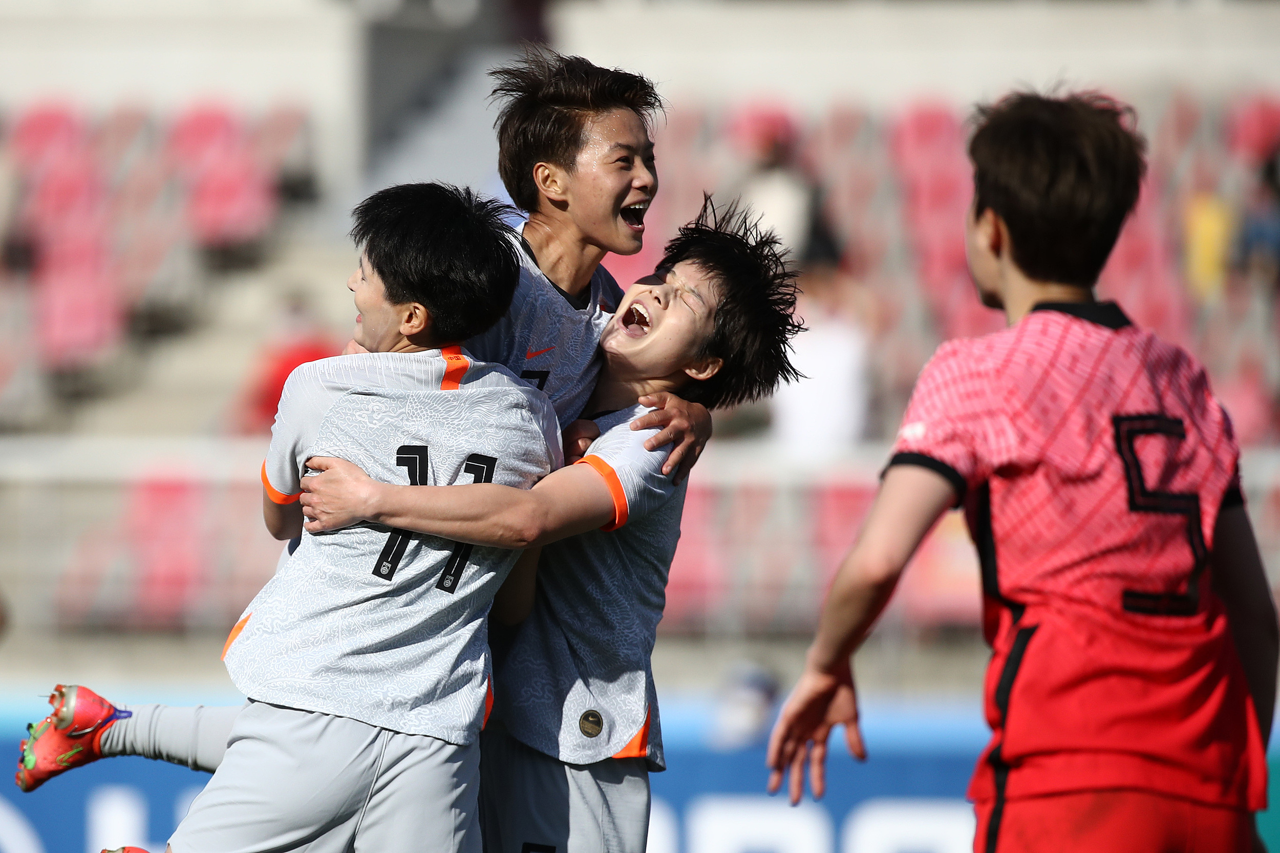 中国女足晋级东京奥运会(王霜进球！中国女足客场2-1韩国，掌握晋级东京奥运先机)