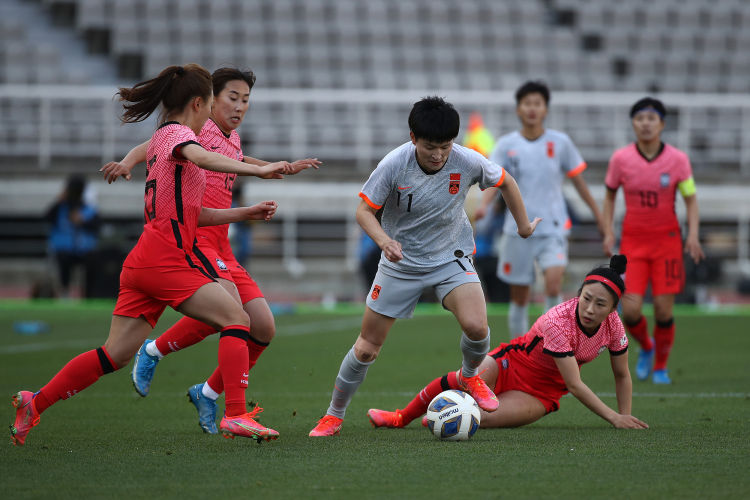 中国女足占得先机(“妈妈”和“海归”分别建功 中国女足客场2:1力克韩国女足占得先机)