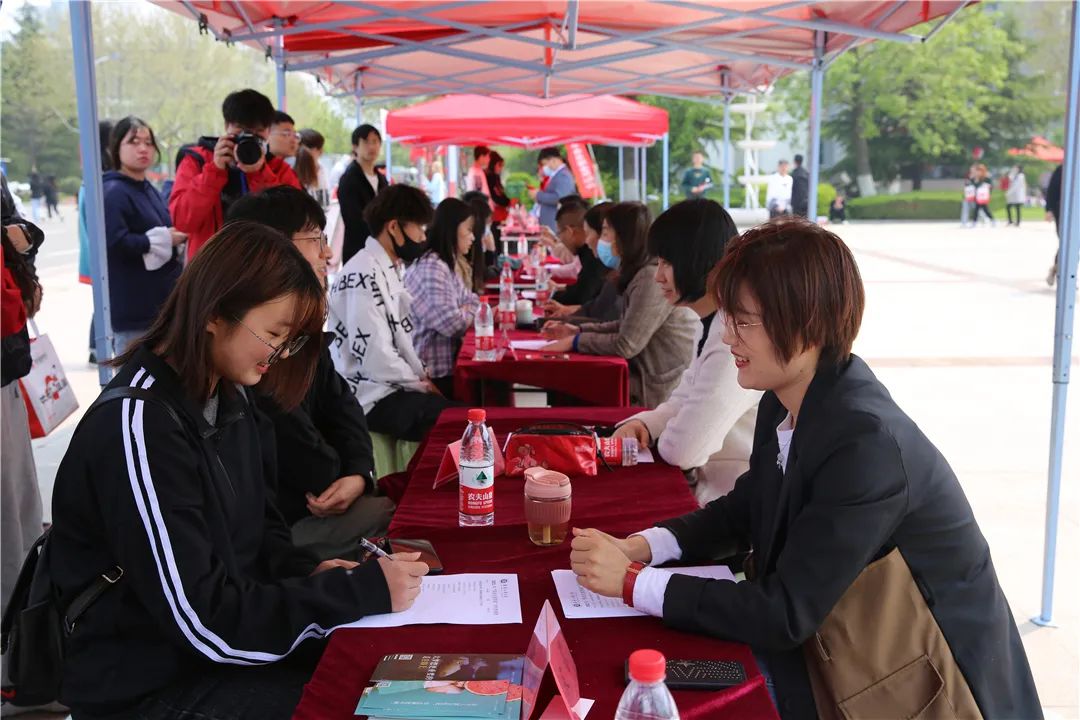 驻济高校毕业生就业双选会（齐鲁工业大学站）今日举办，现场火爆