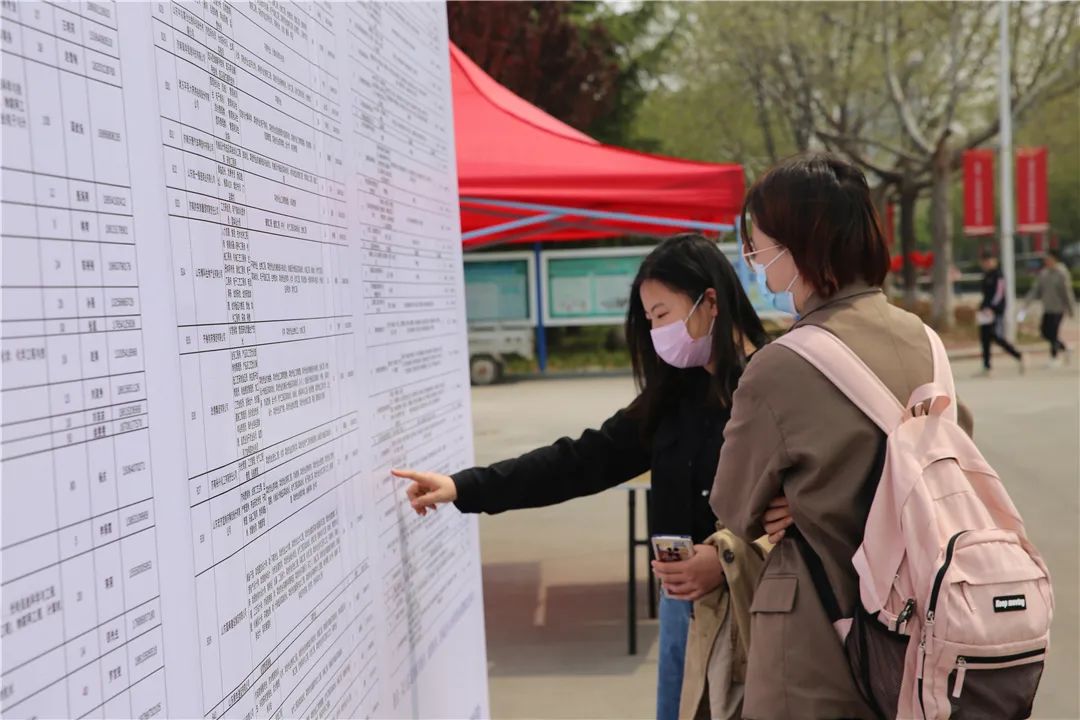 驻济高校毕业生就业双选会（齐鲁工业大学站）今日举办，现场火爆