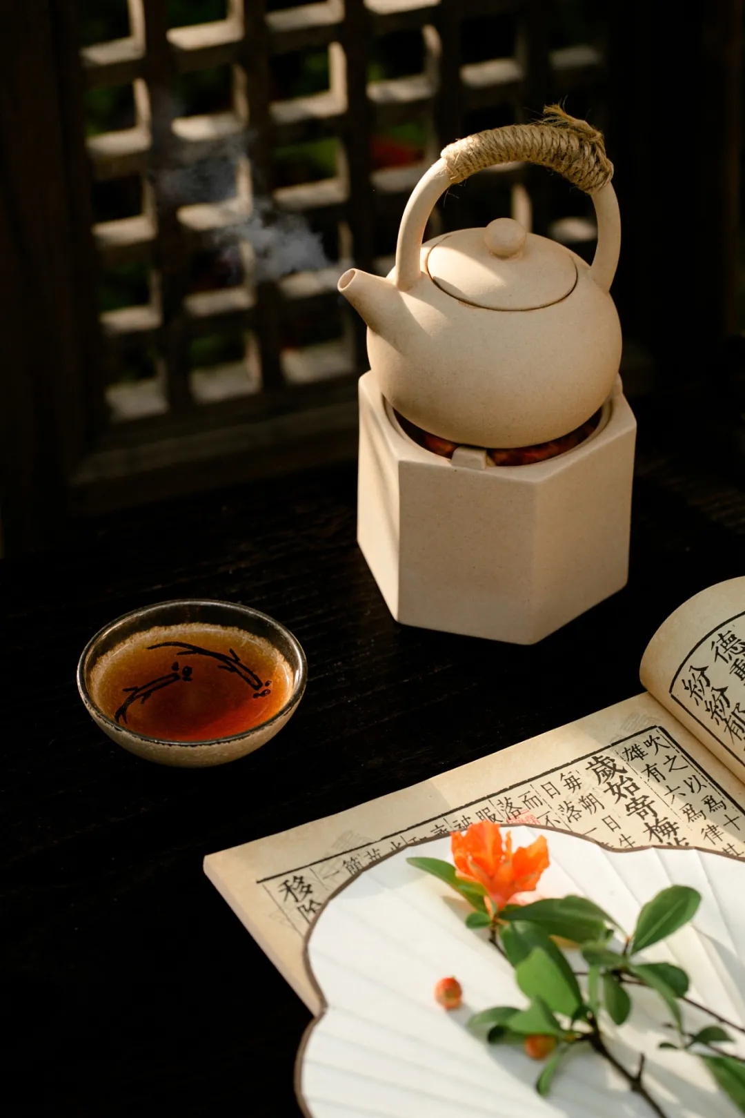 他是"茶圣"陆羽那本书叫《茶经》正是他写下了世界上第一部茶叶专著