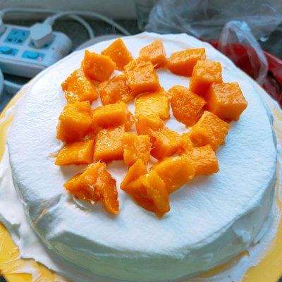 初学者做生日蛋糕简单（新手首次做生日蛋糕的简易过程）
