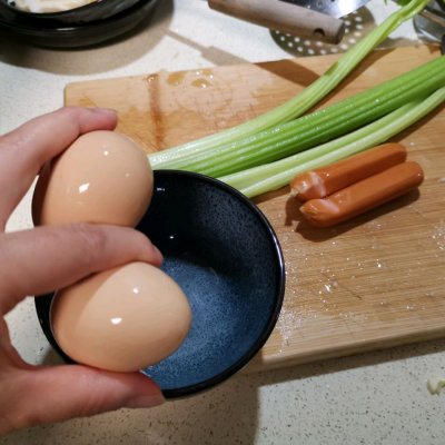 芹菜炒鸡蛋（简单快手又下饭的懒人西芹炒鸡蛋）