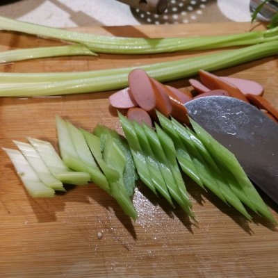 芹菜炒鸡蛋（简单快手又下饭的懒人西芹炒鸡蛋）