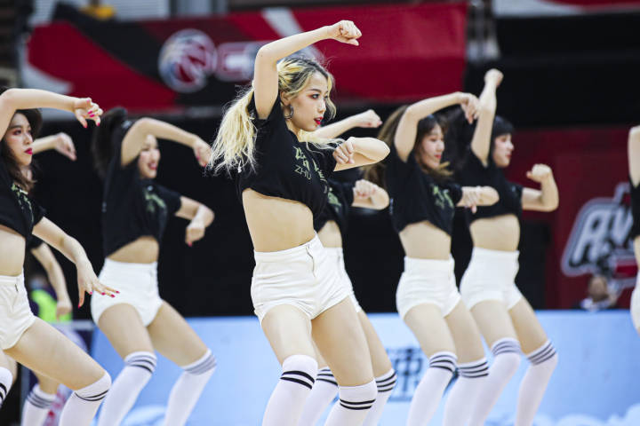 cba啦啦队在哪里（拉拉队重回CBA赛场！广厦拉拉队的姑娘为此等待了一年多）-华海博客