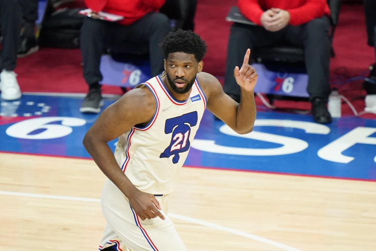 恩比德哪一年拿mvp（恩比德：我就是本赛季MVP 去年被横扫激励我们变得更强）-趣拿体育