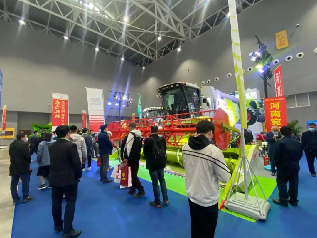 驚艷亮相全國農(nóng)機展：科樂收&. 春雨舉行兩款高端產(chǎn)品交機儀式
