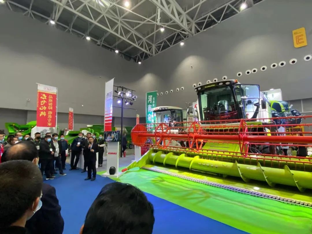驚艷亮相全國農(nóng)機展：科樂收&. 春雨舉行兩款高端產(chǎn)品交機儀式