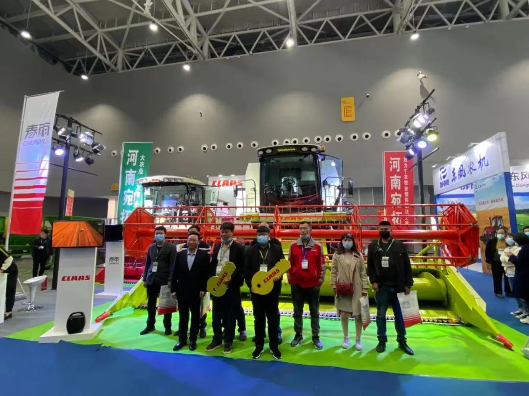 驚艷亮相全國農(nóng)機展：科樂收&. 春雨舉行兩款高端產(chǎn)品交機儀式