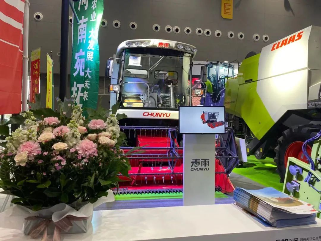 驚艷亮相全國農(nóng)機展：科樂收&. 春雨舉行兩款高端產(chǎn)品交機儀式