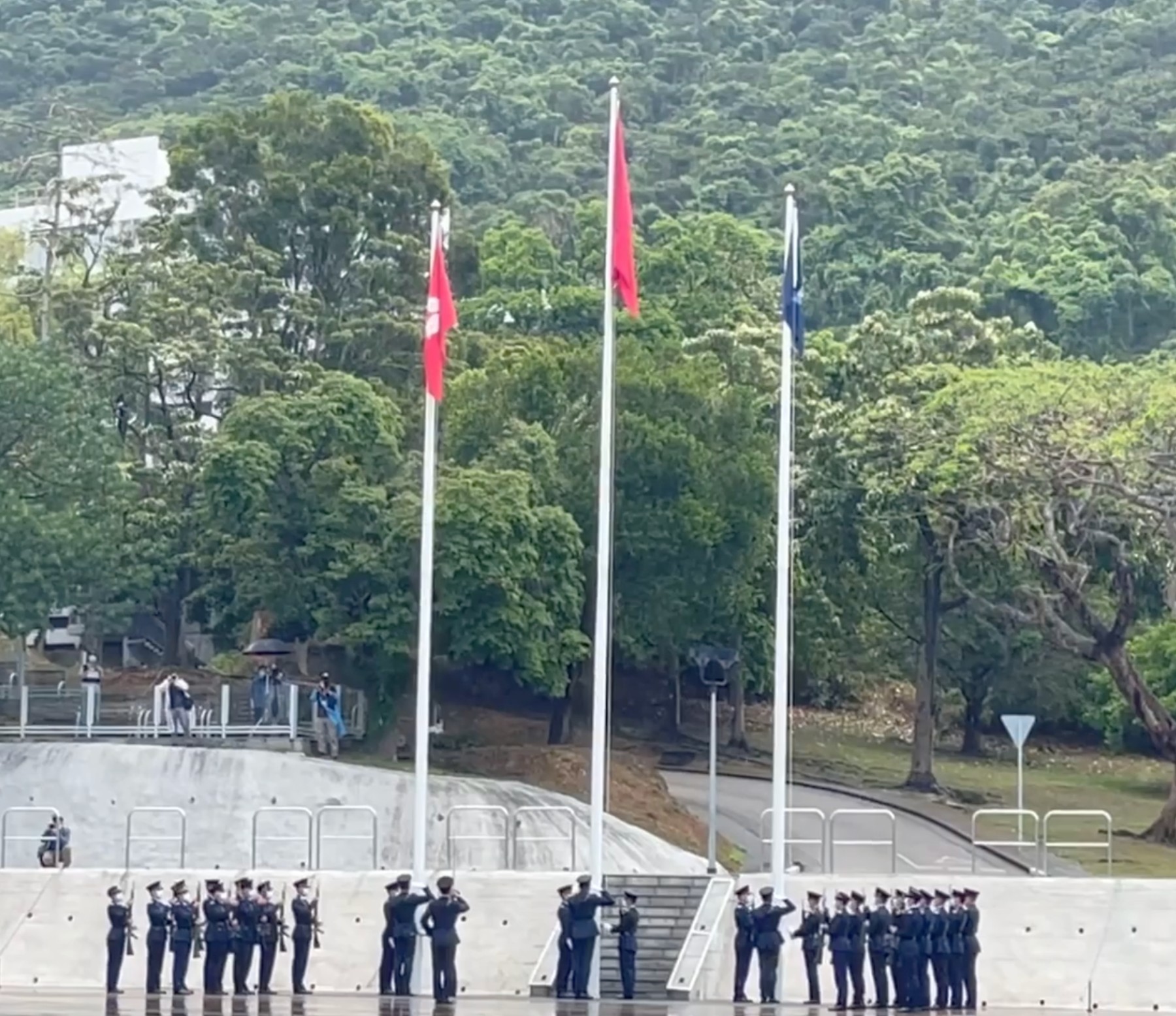 香港小学生：看到中式步操非常震撼