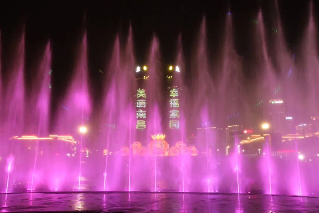 小型游乐设施可以玩秋水广场旁边还有一些非常震撼!