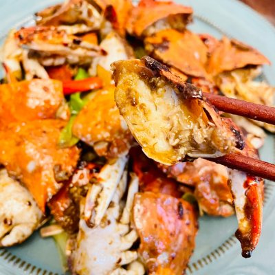 1,螃蟹清洗干净 把小爪和肚皮的壳去掉 从中间剁开2,葱姜切段 喜欢吃