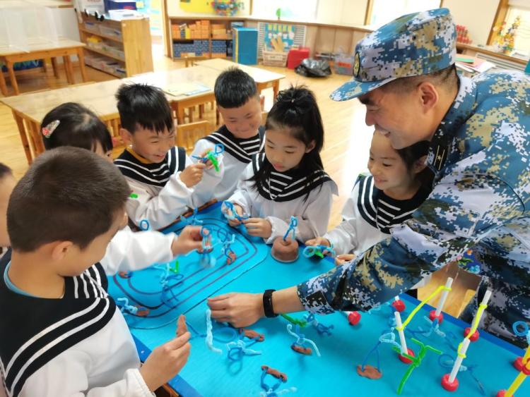 幼儿园邀请海军爸爸,海军妈妈走进校园,走进课堂,为小海娃们讲述海军