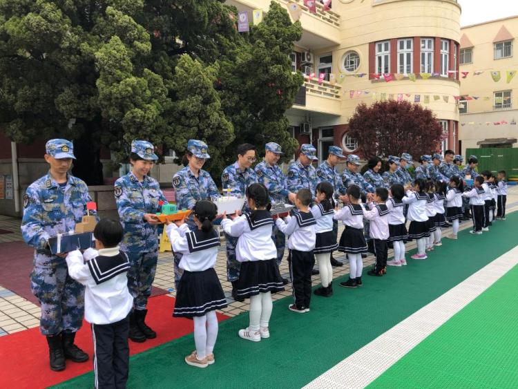 为庆祝第72个海军节,4月23日,海军青岛示范幼儿园邀请海军爸爸,海军