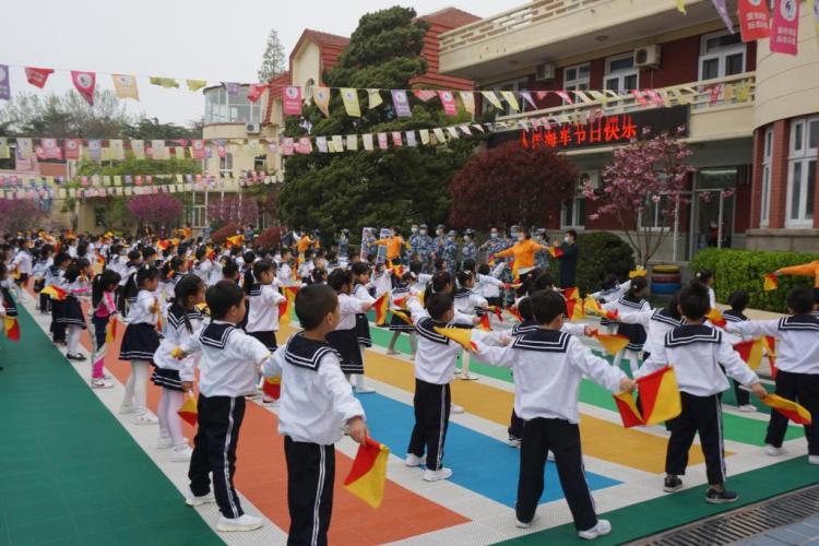 为庆祝第72个海军节,4月23日,海军青岛示范幼儿园邀请海军爸爸,海军