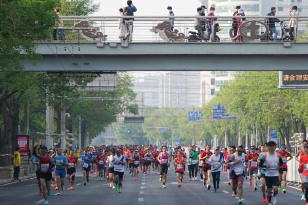 今日北京马拉松（万人参赛！2021年北京半程马拉松激情开跑）