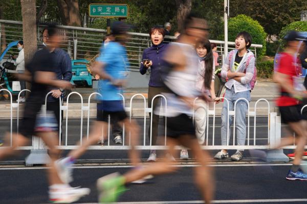今日北京马拉松（万人参赛！2021年北京半程马拉松激情开跑）
