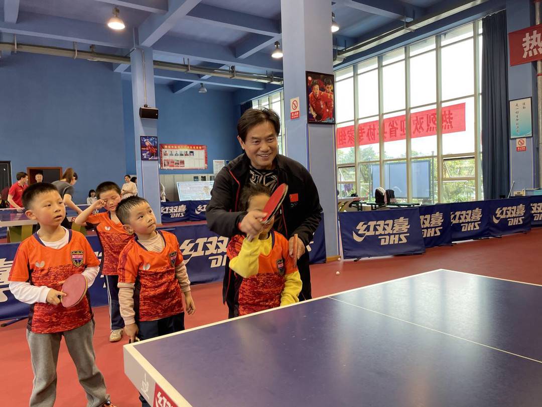 教小学生乒乓球基本流程(四川省乒协专家教练赴雅安指导少年儿童乒乓球学习)