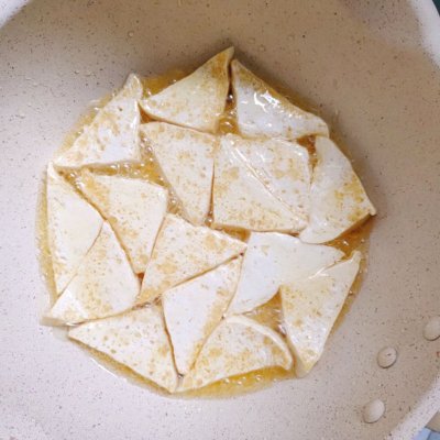 家常烧豆腐（六步做出鲜嫩爽滑的家常烧豆腐）