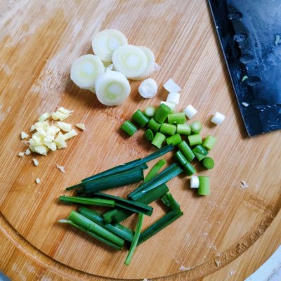 家常烧豆腐（六步做出鲜嫩爽滑的家常烧豆腐）