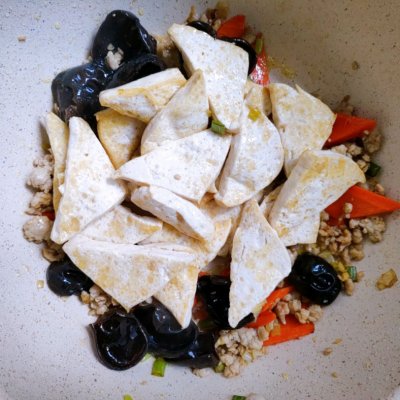 家常烧豆腐（六步做出鲜嫩爽滑的家常烧豆腐）