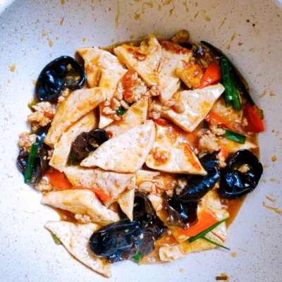 家常烧豆腐（六步做出鲜嫩爽滑的家常烧豆腐）