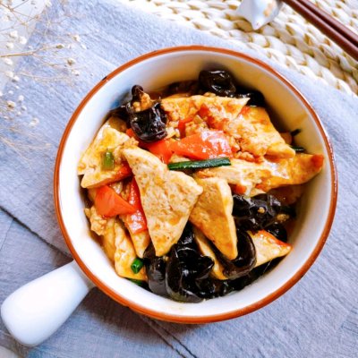 家常烧豆腐（六步做出鲜嫩爽滑的家常烧豆腐）