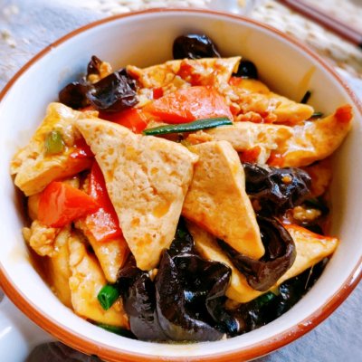 家常烧豆腐（六步做出鲜嫩爽滑的家常烧豆腐）
