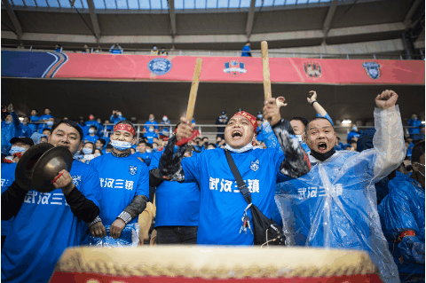 最新中国足球甲级联赛(这场全国甲级联赛比赛，很热血！| 央媒看武汉)