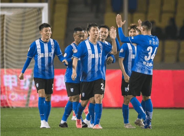 最新中国足球甲级联赛(这场全国甲级联赛比赛，很热血！| 央媒看武汉)