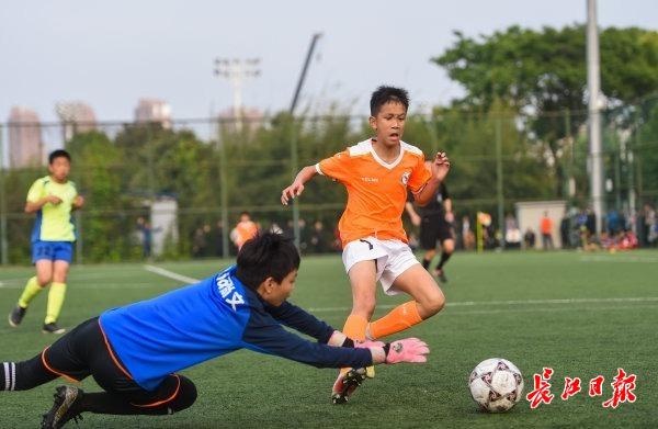 武汉小学生足球赛(“老对手”又在决赛中相逢，德才小学收获武汉市校园足球联赛精英组冠军)