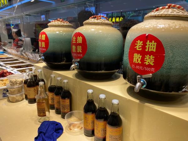 上海最有名气的“打酱油”店，一年卖出的花生酱垒起来超过两座上海中心……