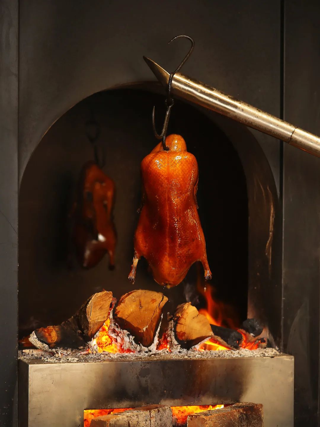 老北京果木烤鸭,遵循传统果木挂炉技艺的同时,延长烤制时间,并精选