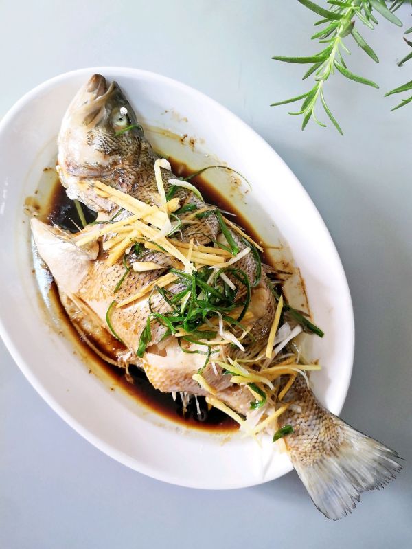 清蒸鲈鱼怎么好吃 清蒸鲈鱼的简单做法